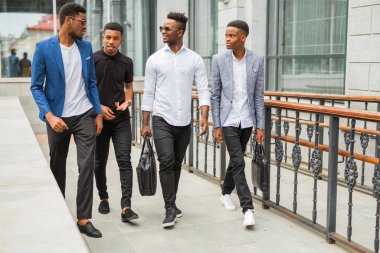 Yazın binanın yanında dört Afrikalı genç adam.