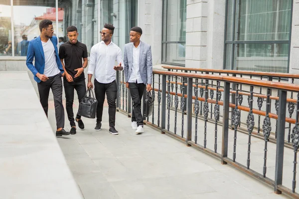 Fyra Unga Afrikanska Män Nära Byggnaden Sommaren — Stockfoto