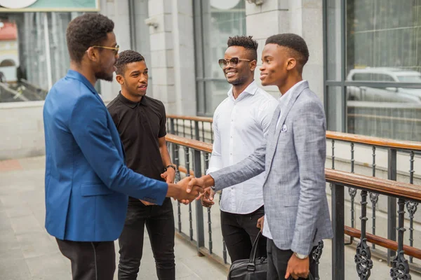 Cuatro Jóvenes Africanos Cerca Del Edificio Verano —  Fotos de Stock
