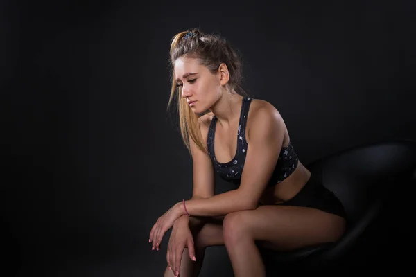 Mooie Jonge Vrouw Sportkleding Een Zwarte Achtergrond — Stockfoto