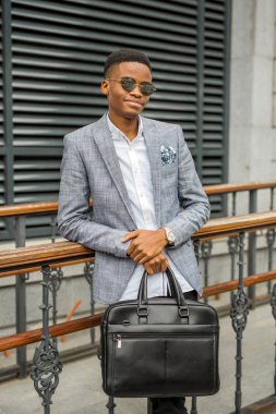 bir takım elbise yakışıklı genç afrikalı adam