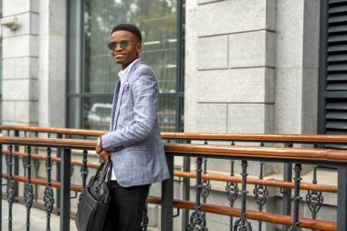 bir takım elbise yakışıklı genç afrikalı adam