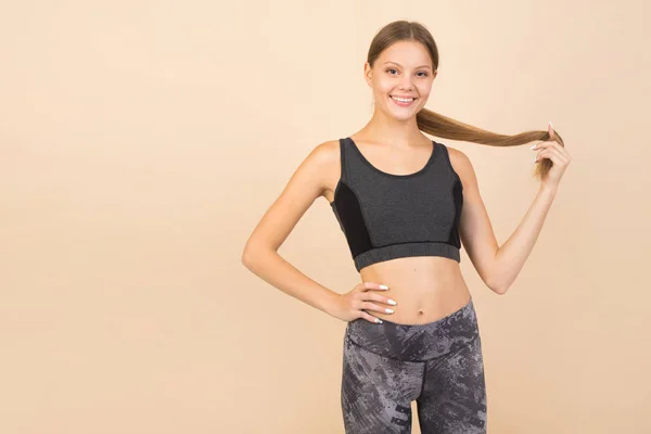 Hermosa Joven Ropa Deportiva Sobre Fondo Beige — Foto de Stock