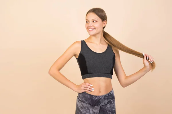 Hermosa Joven Ropa Deportiva Sobre Fondo Beige — Foto de Stock