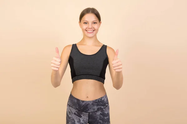 Hermosa Joven Ropa Deportiva Sobre Fondo Beige — Foto de Stock