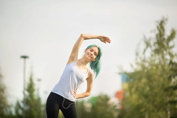 Hermosa Joven Con Una Figura Delgada Está Trotando Verano Parque — Foto de Stock