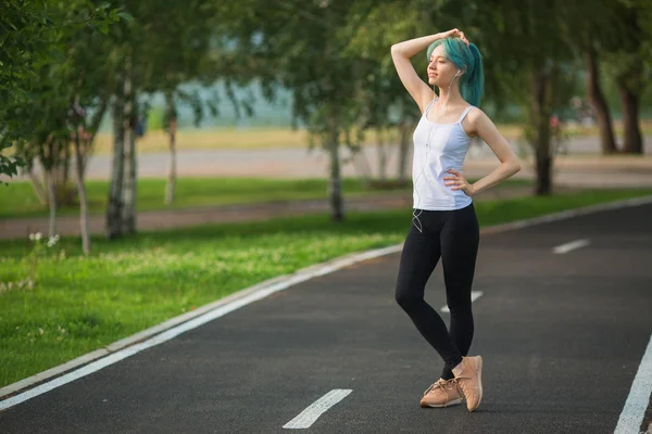 Bella Giovane Donna Con Una Figura Sottile Sta Facendo Jogging — Foto Stock