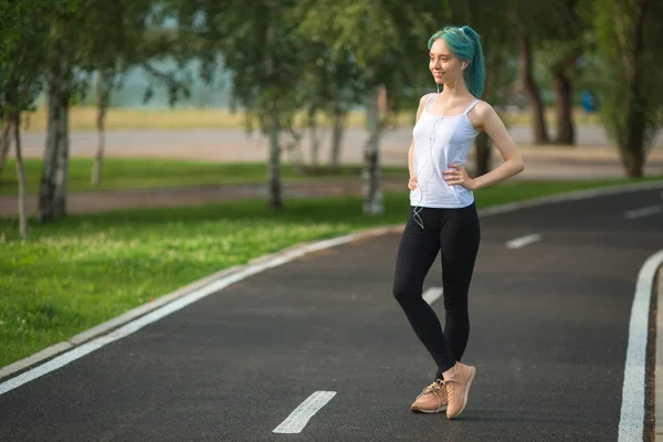 Красива Молода Жінка Тонкою Фігурою Біжить Влітку Парку — стокове фото