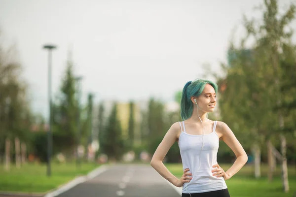 痩せた姿の美しい若い女性が公園で夏にジョギングしています — ストック写真
