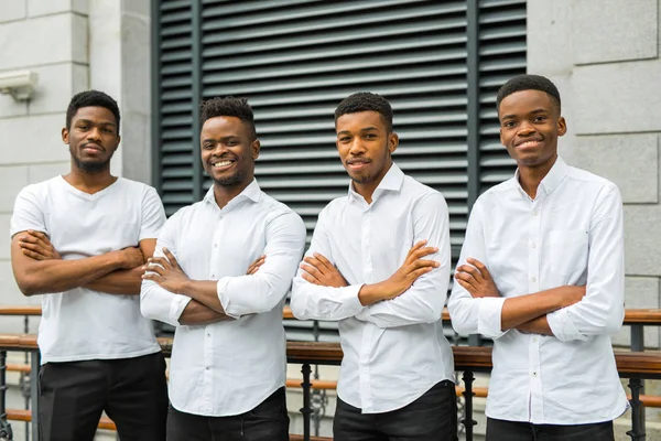 Fyra Stiliga Unga Afrikanska Män Vita Skjortor — Stockfoto