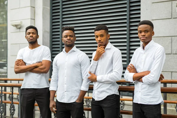 Fyra Stiliga Unga Afrikanska Män Vita Skjortor — Stockfoto