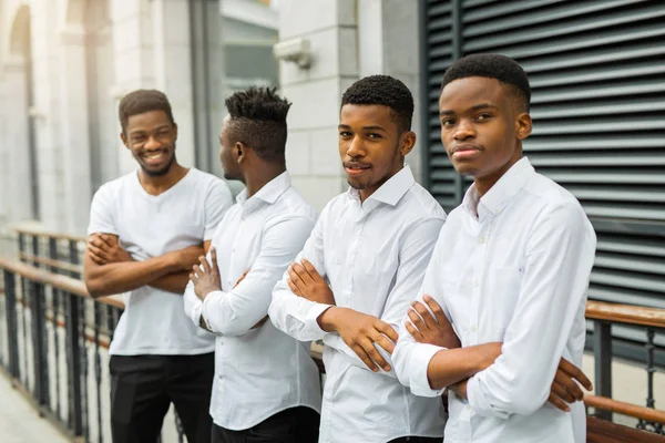 Patru Bărbați Tineri Africani Frumoși Cămăși Albe — Fotografie, imagine de stoc