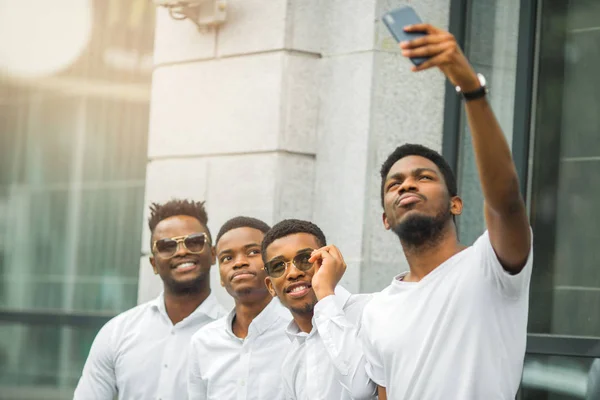 Fyra Stiliga Unga Afrikanska Män Vita Skjortor Fotograferas Telefon — Stockfoto