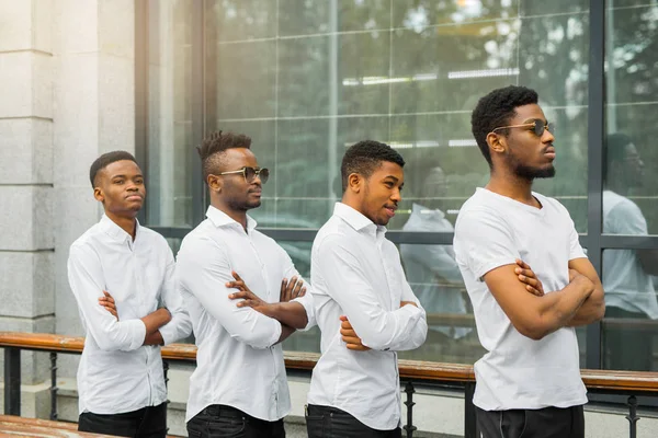 Négy Jóképű Fiatal Afrikai Férfi Fehér Ingben — Stock Fotó