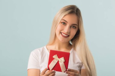 Mavi bir geçmişi olan güzel bir genç kadın.