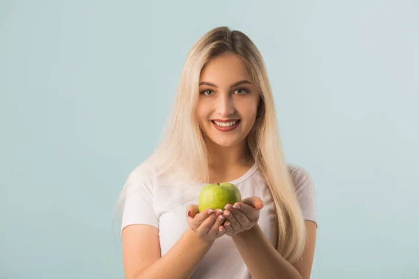 Gyönyörű Fiatal Zöld Almával Kezében Kék Háttér — Stock Fotó