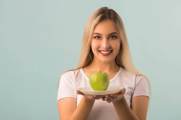 Gyönyörű Fiatal Zöld Almával Kezében Kék Háttér — Stock Fotó
