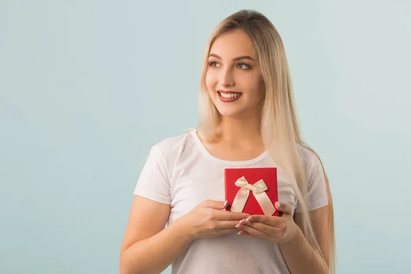 Hermosa Joven Con Regalo Las Manos Sobre Fondo Azul —  Fotos de Stock