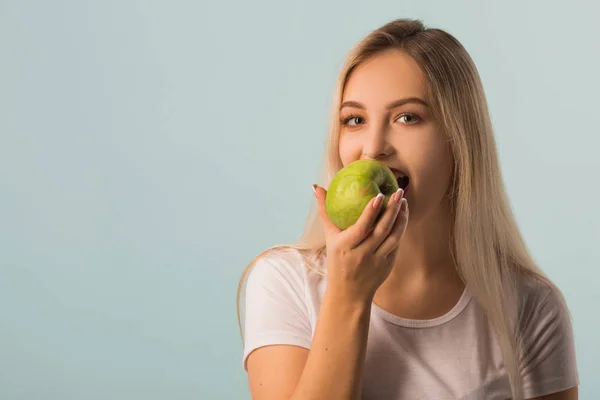 Gyönyörű Fiatal Zöld Almával Kezében Kék Háttér — Stock Fotó