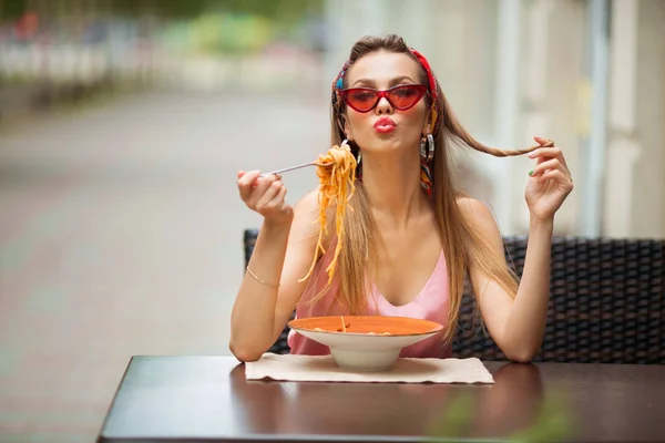 Beautiful Young Woman Eating Summer Spaghetti Street Restaurant — Stock Photo, Image