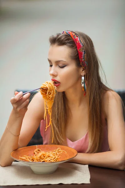 Schöne Junge Frau Isst Sommerspaghetti Einem Straßenrestaurant — Stockfoto