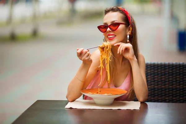 Beautiful Young Woman Eating Summer Spaghetti Street Restaurant — Stock Photo, Image