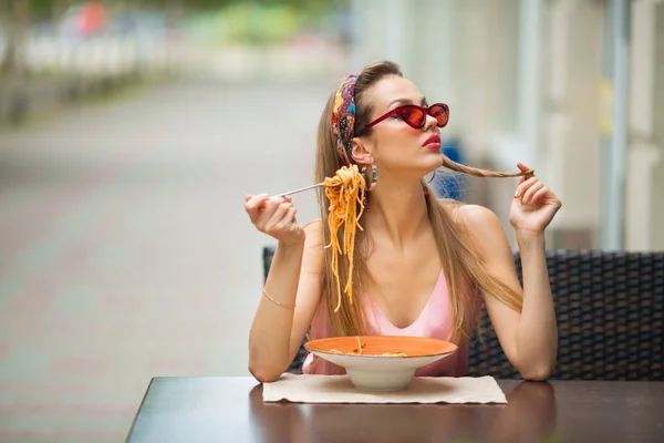 Beautiful Young Woman Eating Summer Spaghetti Street Restaurant — Stock Photo, Image