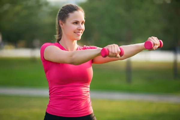 Beautiful Young Woman Sportswear Engaged Training Dumbbells Summer Park — 스톡 사진