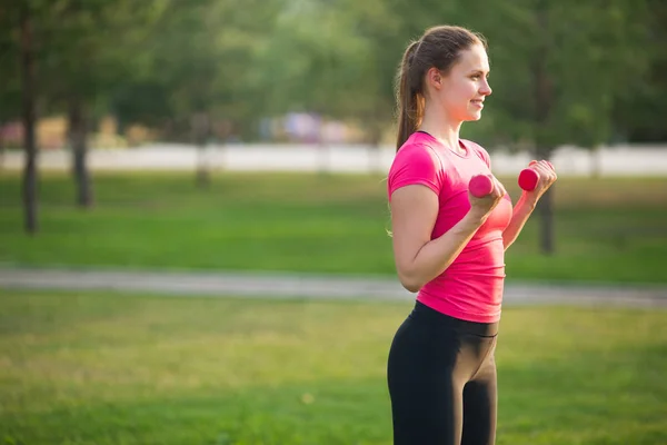 Beautiful Young Woman Sportswear Engaged Training Dumbbells Summer Park — 스톡 사진