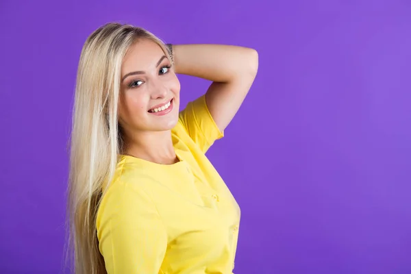 Hermosa Joven Vestido Amarillo Sobre Fondo Púrpura Con Pelo — Foto de Stock