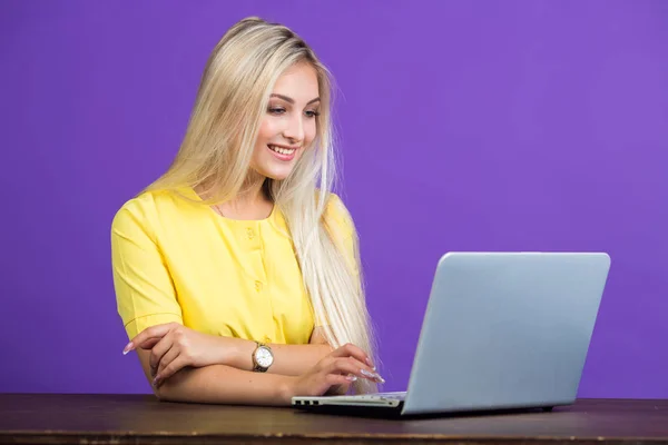 Hermosa Mujer Joven Vestido Amarillo Sobre Fondo Púrpura Con Pelo — Foto de Stock