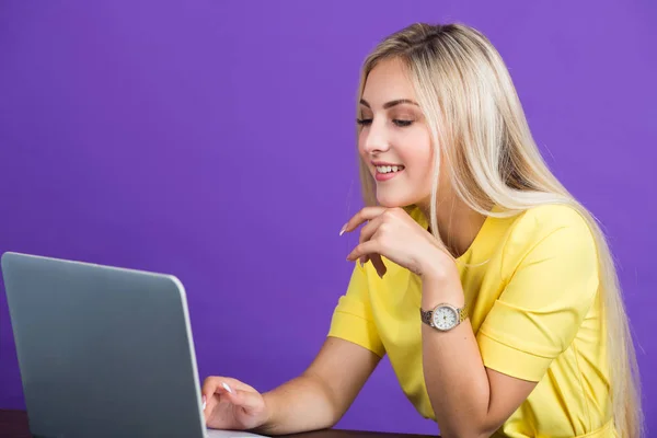 Hermosa Mujer Joven Vestido Amarillo Sobre Fondo Púrpura Con Pelo — Foto de Stock