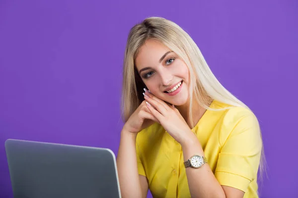 Hermosa Mujer Joven Vestido Amarillo Sobre Fondo Púrpura Con Pelo — Foto de Stock