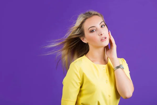 Bella Giovane Donna Abito Giallo Uno Sfondo Viola Con Capelli — Foto Stock