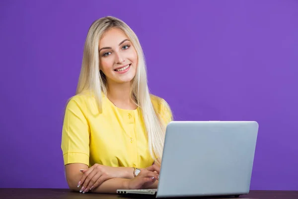 Hermosa Mujer Joven Vestido Amarillo Sobre Fondo Púrpura Con Pelo — Foto de Stock