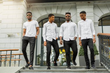  Beyaz gömlekli dört yakışıklı Afrikalı adam.