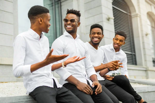 Cuatro Hombres Africanos Jóvenes Guapos Camisas Blancas —  Fotos de Stock