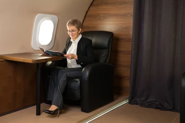 Schöne Alte Frau Der Kabine Eines Privatflugzeugs Auf Einem Stuhl — Stockfoto