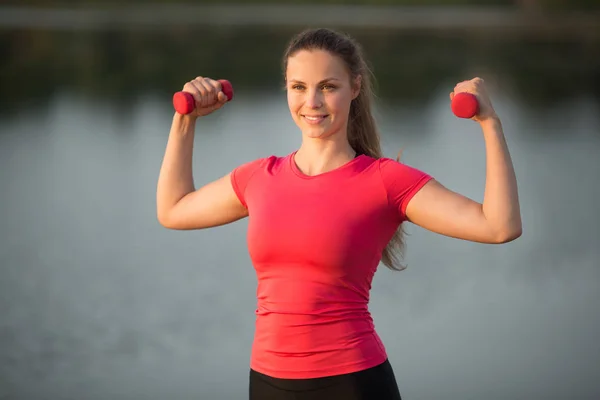 Beautiful Young Woman Sportswear Engaged Summer Training Park Lake Dumbbells — 스톡 사진