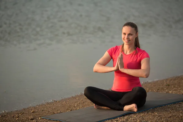 Mooie Jonge Vrouw Sportkleding Zomer Yoga Poseren Een Park Buurt — Stockfoto