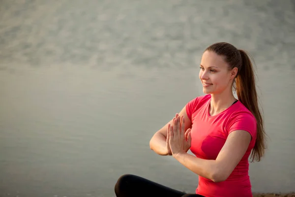 Vacker Ung Kvinna Sportkläder Sommar Yoga Pose Park Nära Sjö — Stockfoto