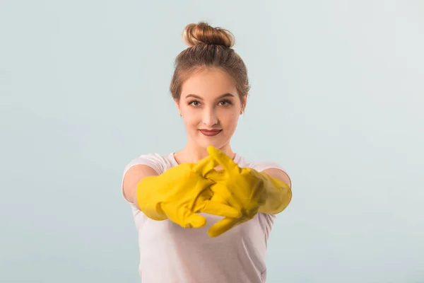 Piękna Młoda Kobieta Gumowych Rękawiczkach Niebieskim Tle — Zdjęcie stockowe