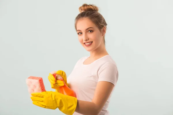 Hermosa Joven Guantes Goma Con Una Esponja Aerosol Para Limpieza — Foto de Stock