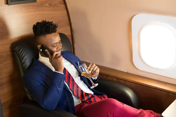 Joven Africano Guapo Traje Cabina Jet Privado Con Teléfono Mano — Foto de Stock
