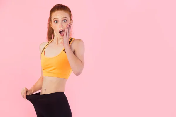 Bela Jovem Mulher Magra Com Cabelo Vermelho Sportswear Fundo Rosa — Fotografia de Stock