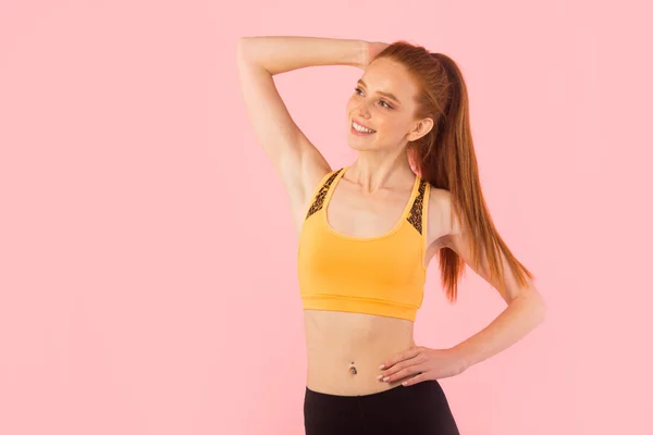 Hermosa Joven Delgada Mujer Con Pelo Rojo Ropa Deportiva Sobre — Foto de Stock