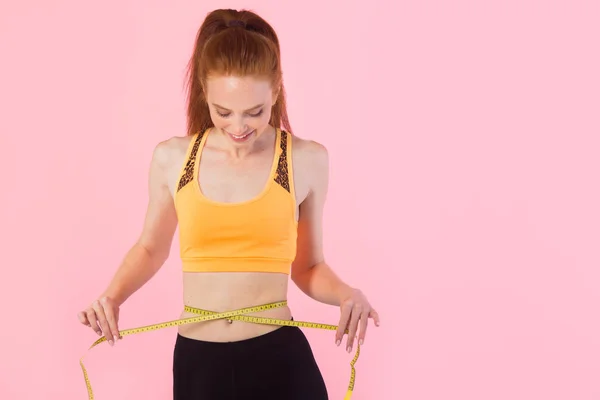 Bela Jovem Mulher Magra Com Cabelo Vermelho Sportswear Fundo Rosa — Fotografia de Stock