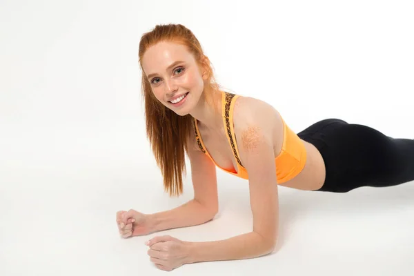 Hermosa Joven Delgada Mujer Con Pelo Rojo Ropa Deportiva Sobre — Foto de Stock