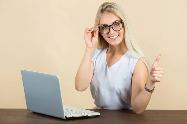 Hermosa Mujer Joven Gafas Sobre Fondo Beige Con Ordenador Portátil — Foto de Stock