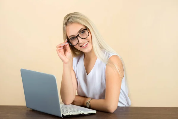 Hermosa Mujer Joven Gafas Sobre Fondo Beige Con Ordenador Portátil — Foto de Stock